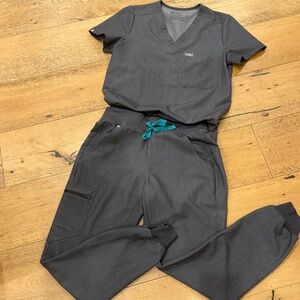 Set Like New!! Figs XS Graphite scrub top and pants